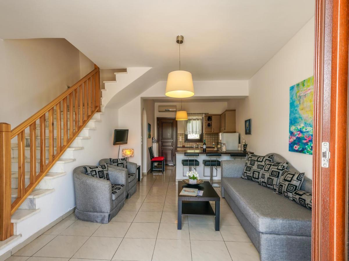 Maestralia Apartment Скирос Екстериор снимка