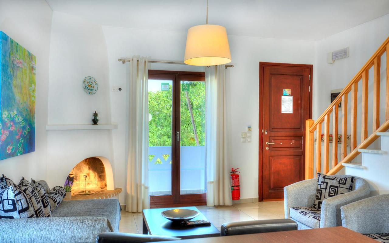 Maestralia Apartment Скирос Екстериор снимка